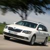 <p>Frontpartie des Skoda Superb Combi in einer Fahraufnahme</p>