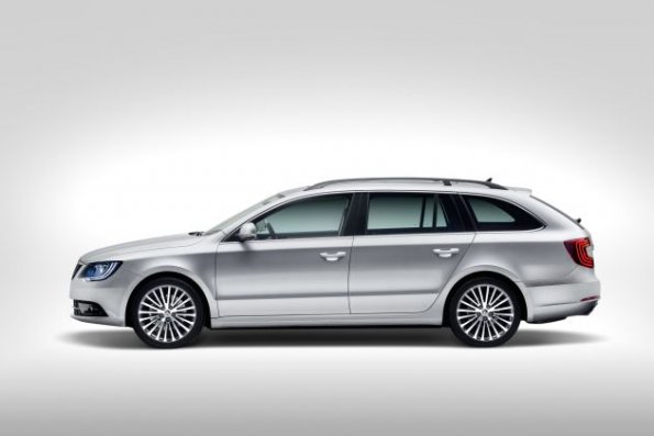 Der Skoda Superb Combi in der Seitenansicht