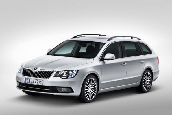 Die Fahrzeugfront des Skoda Superb Combi