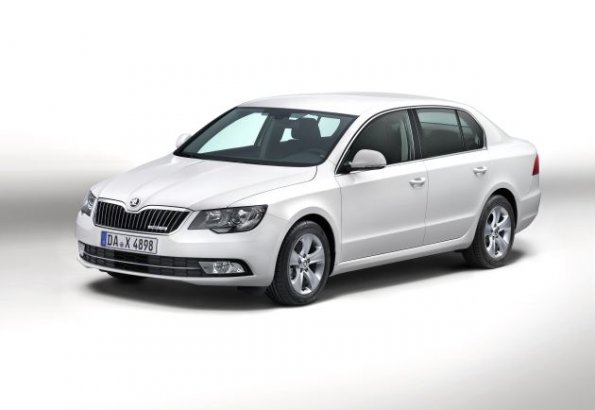 Front- und Seitenansicht des Skoda Superb Combi