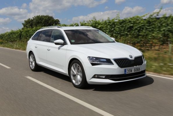 Frontpartie des Skoda Superb Combi 