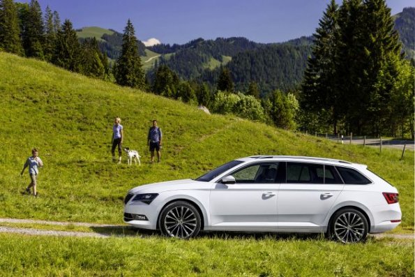 Der Skoda Superb Combi  in der Seitenansicht 