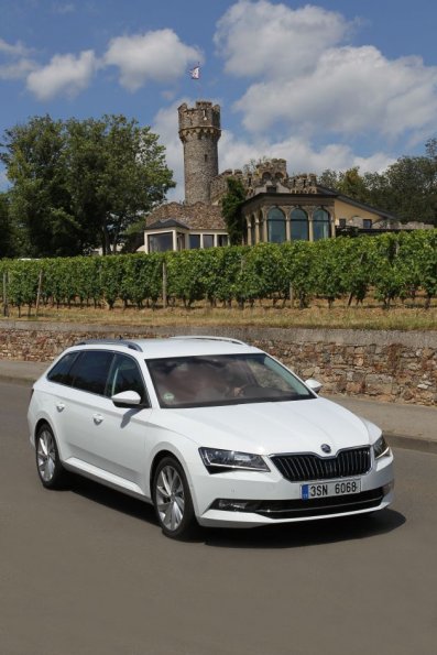 Frontpartie des Skoda Superb Combi 