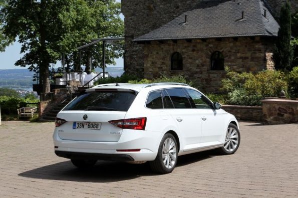 Heckpartie des Skoda Superb Combi 