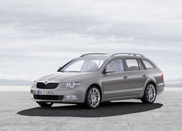 Front- und Seitenpartie des Skoda Superb Combi