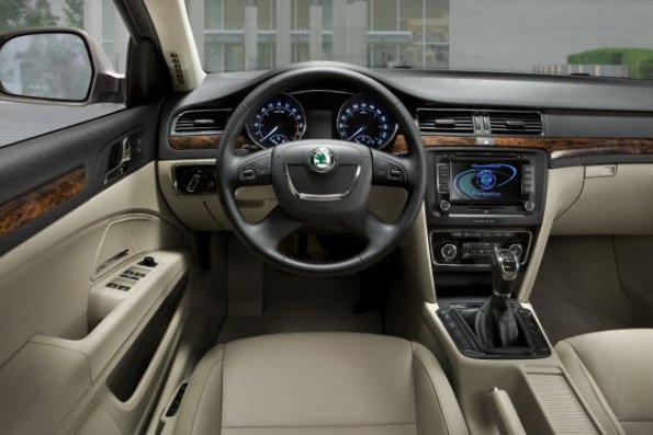 Das Cockpit des Skoda Superb Combi