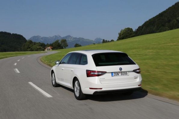 Heckpartie des Skoda Superb Greenline 