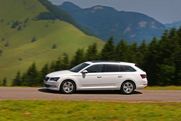 Seitenansicht des Skoda Superb Greenline 