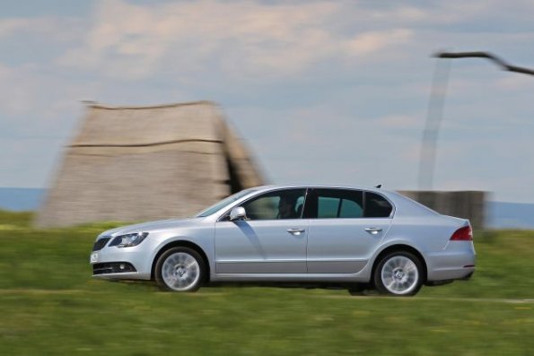 Front- und Seitenansicht der Skoda Superb Limousine