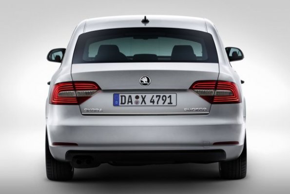 Das Fahrzeugheck der Skoda Superb Limousine