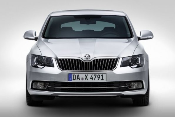 Die Frontansicht der Skoda Superb Limousine