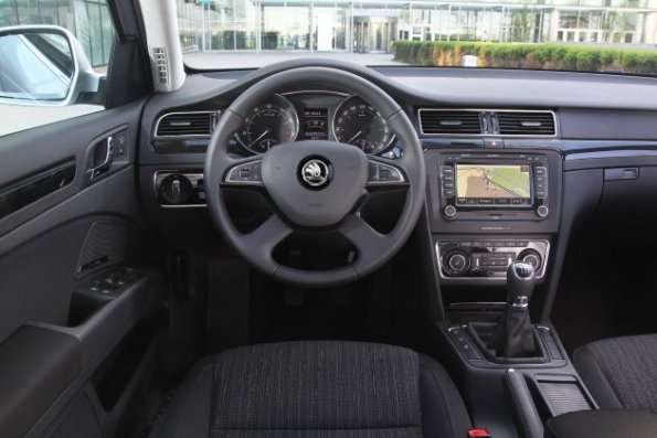 Das Cockpit der Skoda Superb Limousine