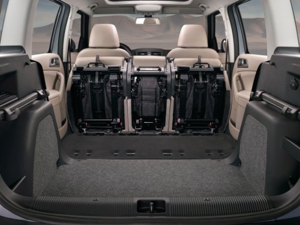 Ein Blick in den Laderaum des Skoda Yeti mit umgeklappter Rückbank