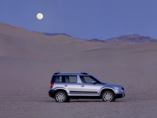 Kleiner Skoda Yeti in großer Wüste