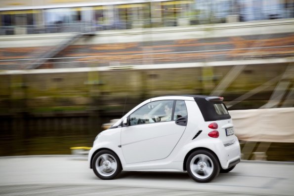 Das smart fortwo cabrio in einer Fahraufnahme