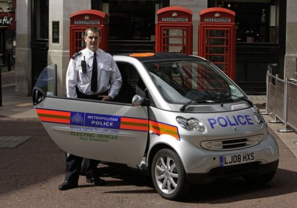 Der smart fortwo ed im Praxistest: hier in London bei der Polizei. 