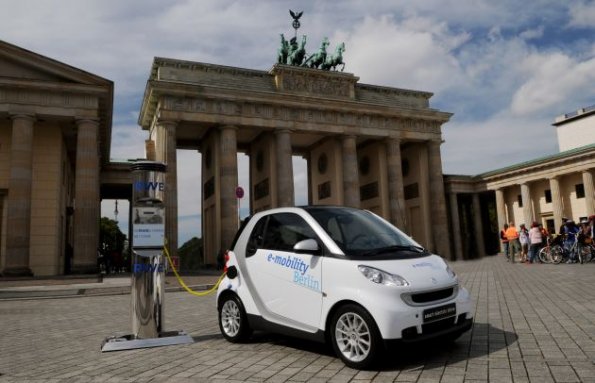 Der smart fortwo ed vor symbolträchtiger Kulisse: Berlin, Brandenburger Tor 