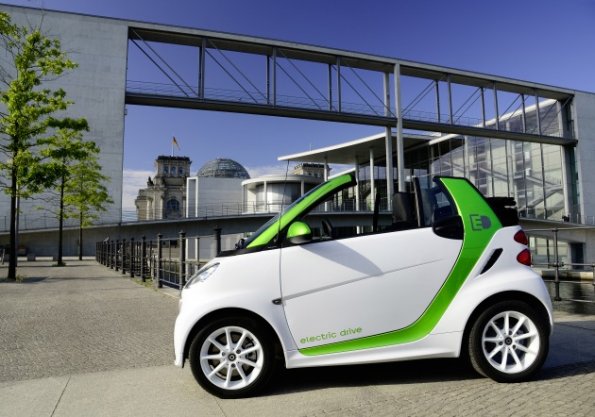 Der smart fortwo electric drive 2012 in der Seitenansicht 