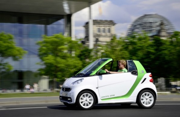 Eine Fahraufnahme des smart fortwo electric drive 2012