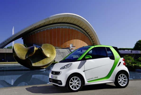 Die Front- und Seitenansicht des smart fortwo electric drive 2012