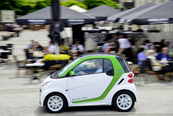 Eine Außenaufnahme des smart fortwo electric drive 2012