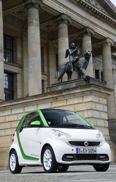 Eine Außenaufnahme mit dem smart fortwo electric drive 2012