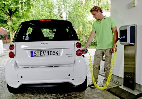 Laden statt Tanken beim smart fortwo electric drive 2012