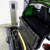 Der smart fortwo electric drive 2012 beim Nachtanken von Strom<br />