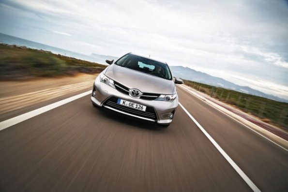 Die Fahrzeugfront des Toyota Auris