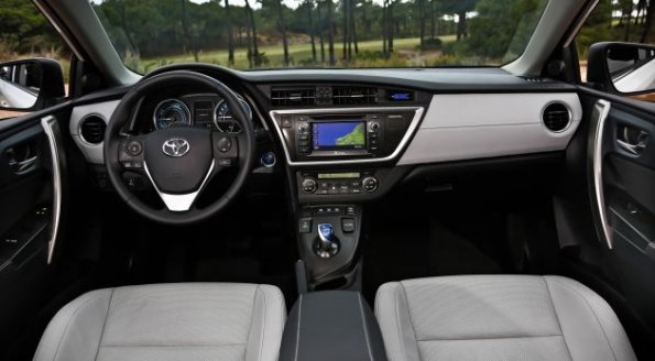 Die Armaturentafel und das Cockpit im Toyota Auris