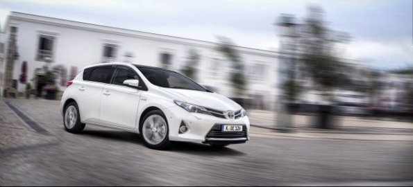 Front- und Seitenansicht des Toyota Auris