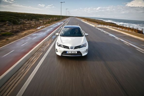 Die Frontansicht des Toyota Auris in einer Fahraufnahme