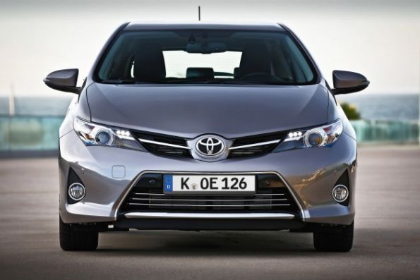 Die Fahrzeugfront des Toyota Auris