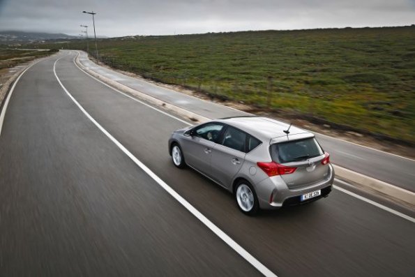 Die Fahraufnahme zeigt die Heck- und Seitenpartie des Toyota Auris