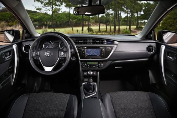 Cockpit und Armaturen im Toyota Auris