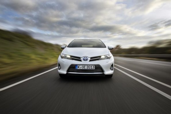 Die Fahrzeugfront des Toyota Auris