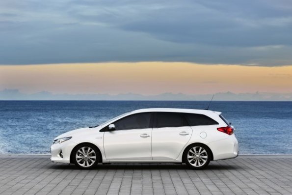 Die Seitenperspektive am Toyota Auris Touring Sports