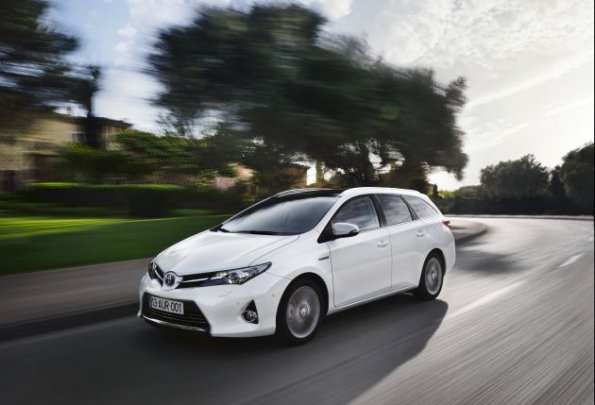 Front- und Seitenpartie des Toyota Auris Touring Sports