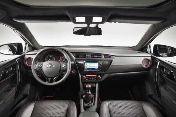 Cockpit und Armaturen im Toyota Auris Touring Sports