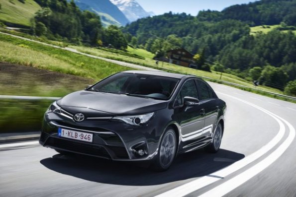 Die Fahrzeugfront des Toyota Avensis