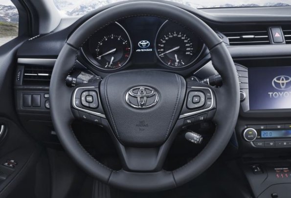 Das Cockpit des Toyota Avensis