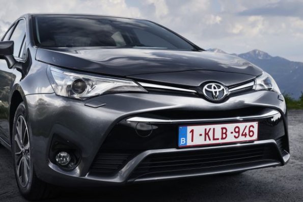 Die Frontansicht des Toyota Avensis in Nahaufnahme 