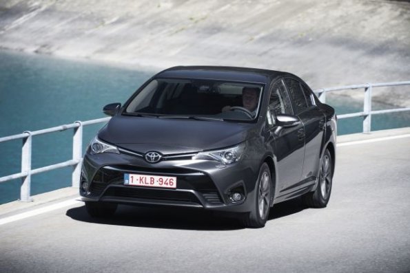 Frontpartie des Toyota Avensis