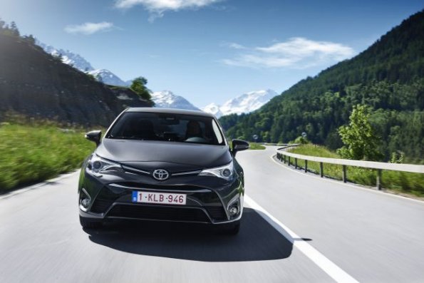 Die Frontansicht des Toyota Avensis