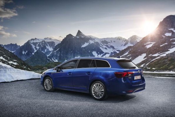 Heck- und Seitenansicht des Toyota Avensis 