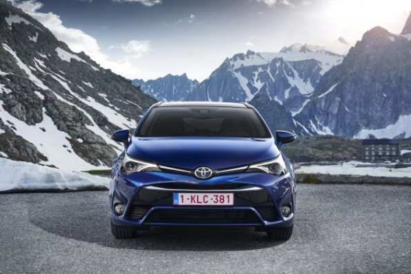 Der Toyota Avensis  von vorn aufgenommen 