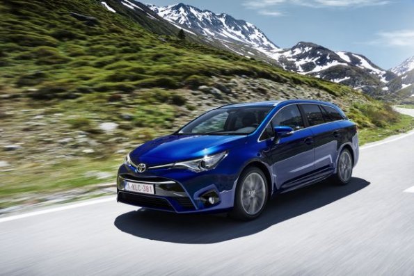 Die Aufnahme zeigt die Front- und Seitenpartie des Toyota Avensis 