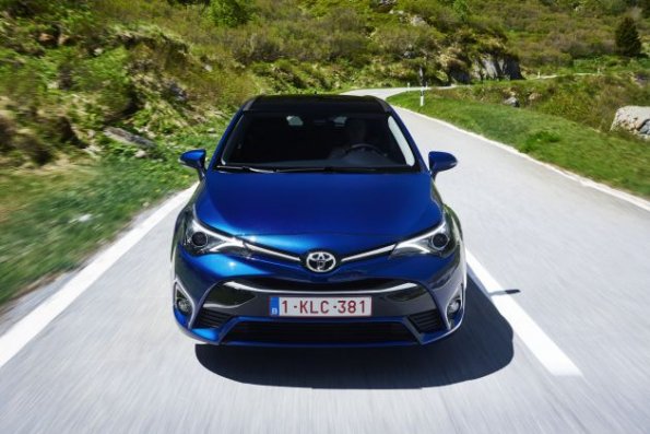 Frontansicht des Toyota Avensis 