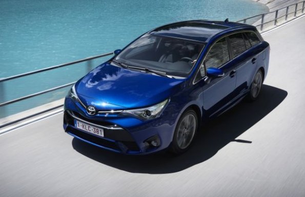 Frontpartie des Toyota Avensis 