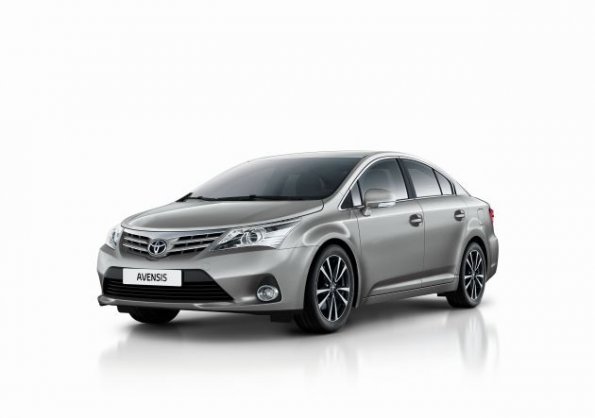 Front- und Seitenpartie des Toyota Avensis Edition